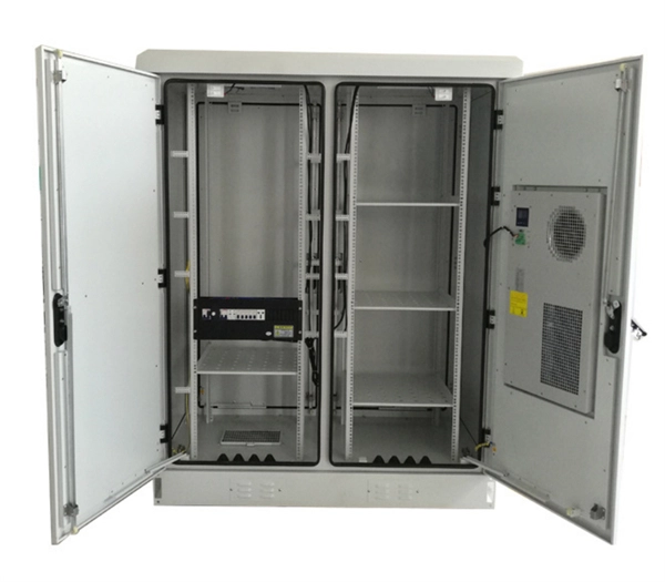 High-efficiency UPS system with low loss and cost